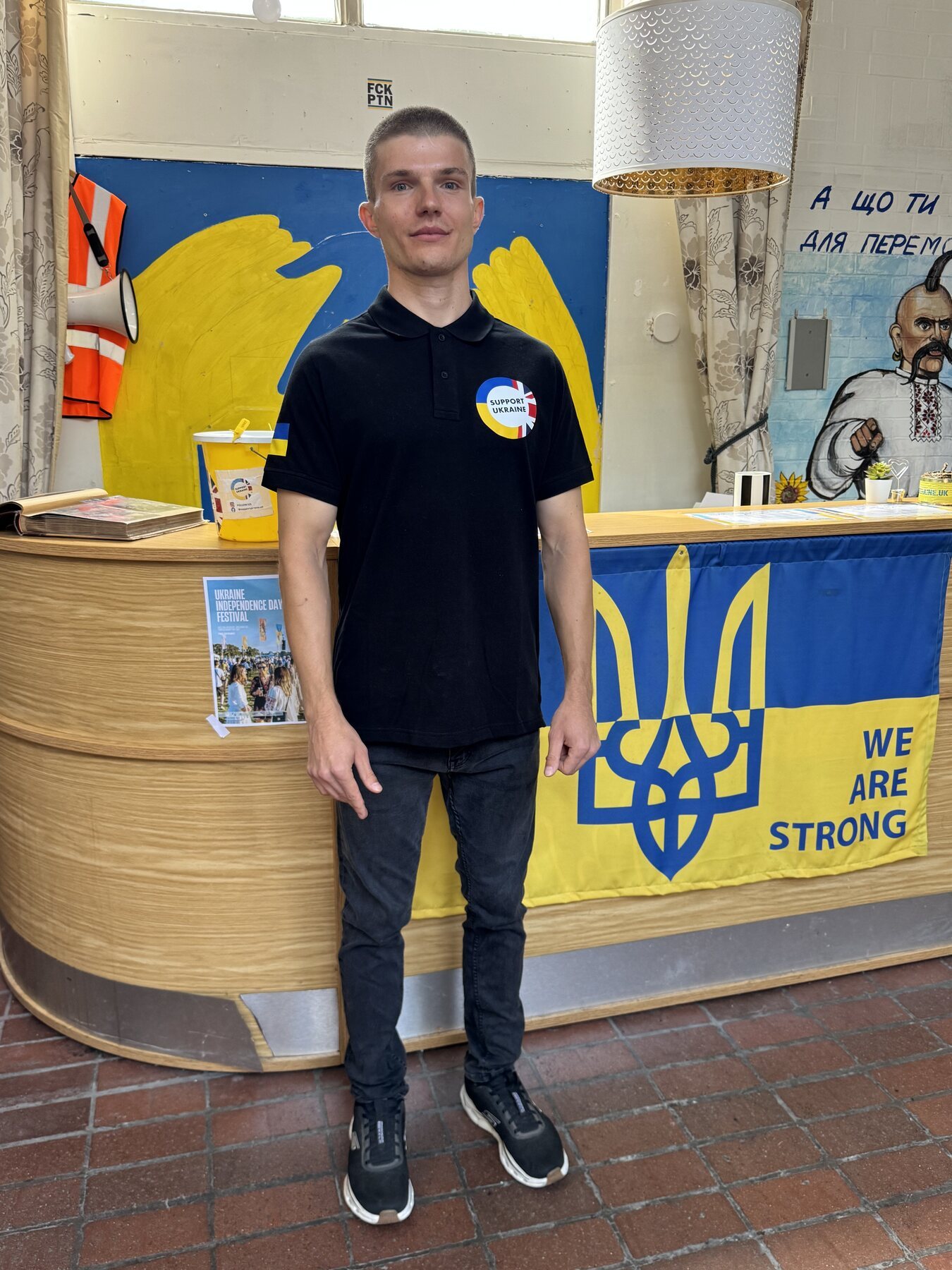 Support Ukraine volunteers behind the scenes at Karaoke na Maidani