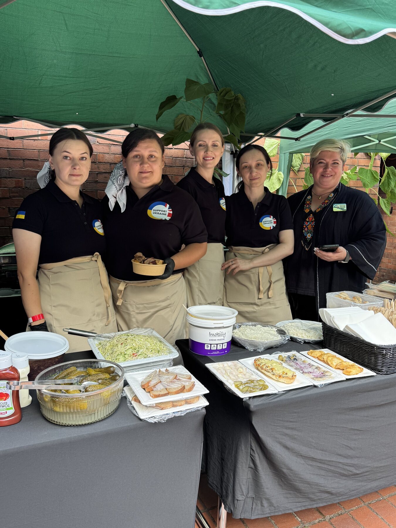 Support Ukraine volunteers behind the scenes at Karaoke na Maidani