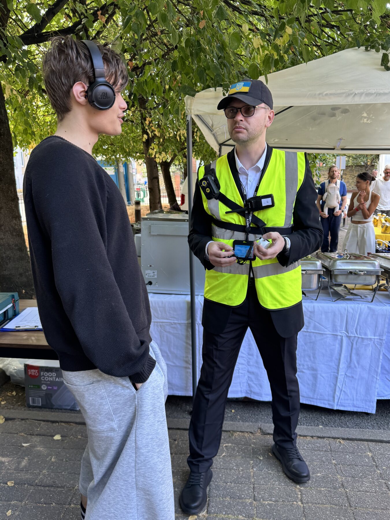 Support Ukraine volunteers behind the scenes at Karaoke na Maidani