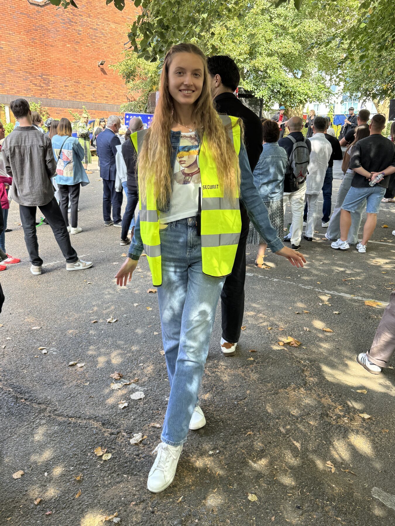 Support Ukraine volunteers behind the scenes at Karaoke na Maidani