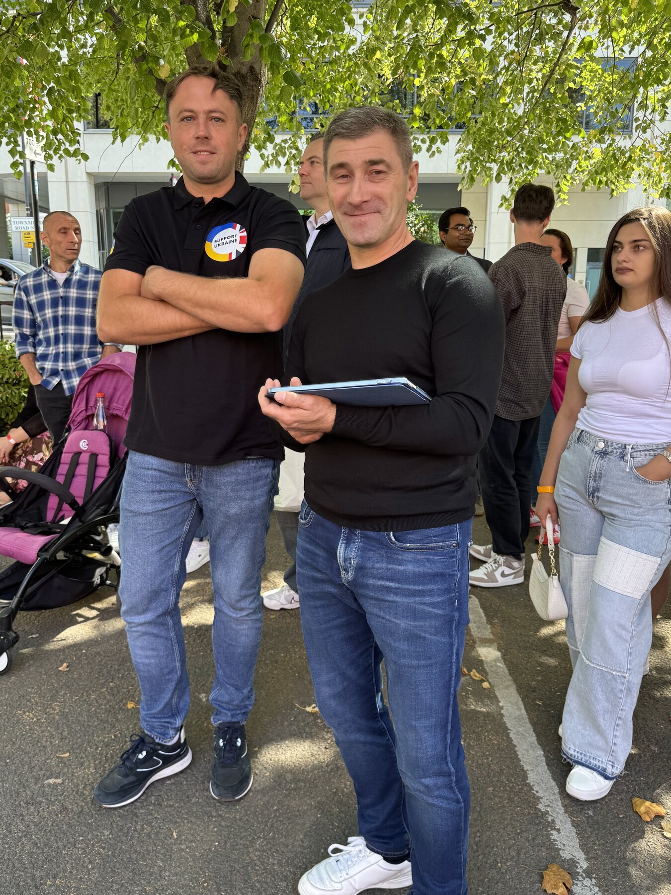 Support Ukraine volunteers behind the scenes at Karaoke na Maidani
